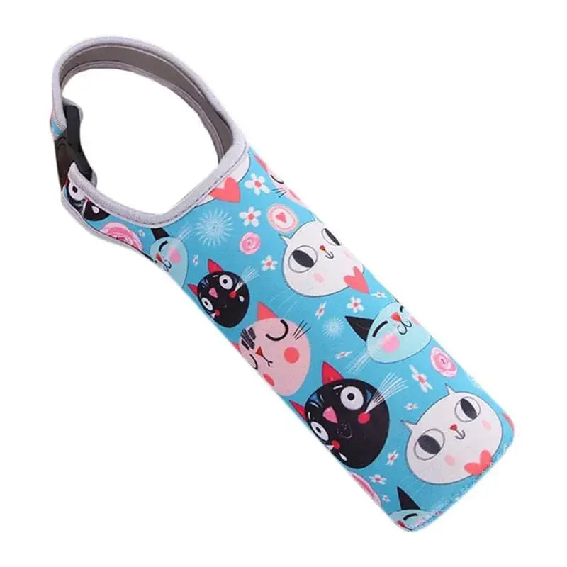 Housse Pour Gourde Orange multifonction compatible avec gourdes, bouteilles et gobelets réutilisables, idéale pour conserver une prise en main confortable pendant les déplacements.
Pochette gourde isotherme avec motif animaux et poignée pratique, conçue pour transporter facilement votre bouteille réutilisable lors de voyages, promenades et activités extérieures. | La Gourde