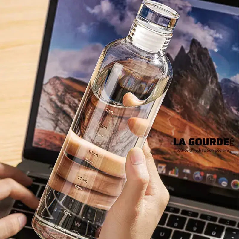 Lot De 2 Gourde En Verre de 1L avec Graduation Horaire, bouteille en verre motivante 1L avec échelle de temps et housse protectrice, une solution pratique pour emporter son eau et visualiser facilement sa progression quotidienne.