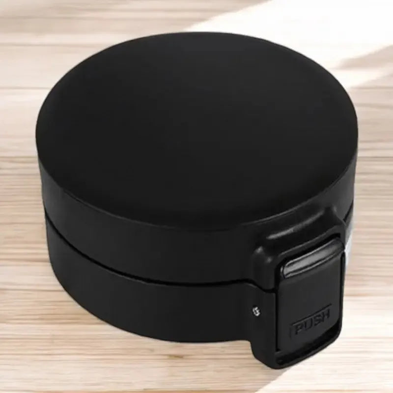 Bouchon pour Mug isotherme noir 380 ml compact et résistant, idéal pour les amateurs de boissons chaudes et froides en déplacement | La Gourde