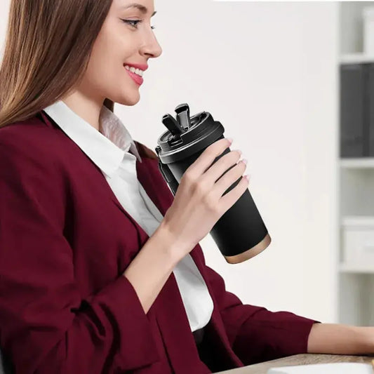 Mug noir 500ml avec paille rétractable intégrée, gobelet transportable pratique pour boissons chaudes et froides au bureau ou en déplacement.