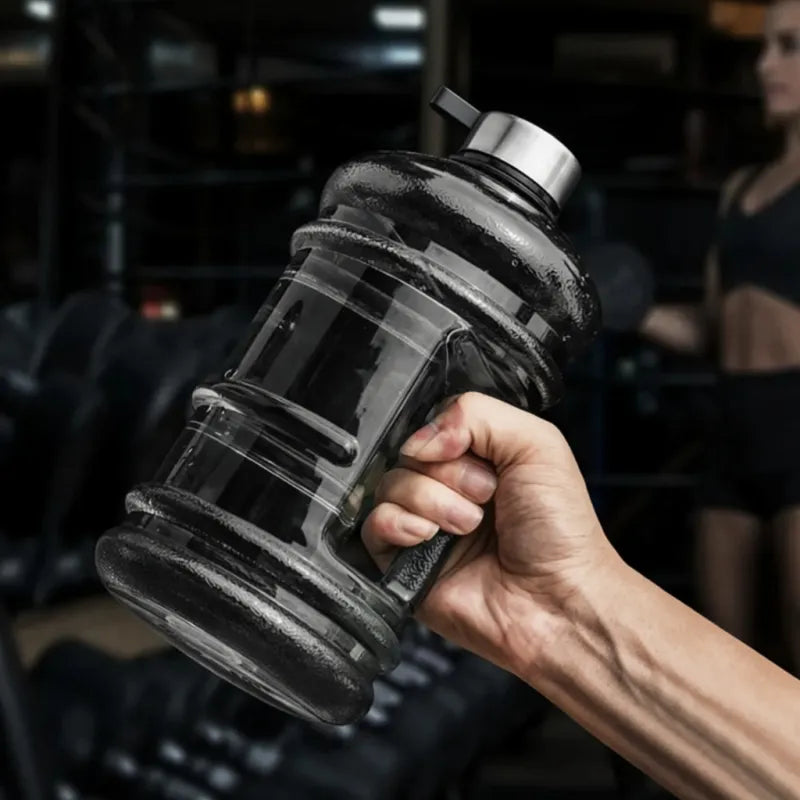 Poignée ergonomique - Transportez facilement votre gourde sport 2L avec poignée. Son design ergonomique assure une excellente prise en main lors des séances de musculation, des randonnées, du vélo, du camping ou de toutes vos activités en plein air. | La Gourde