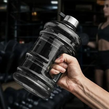 Poignée ergonomique - Transportez facilement votre gourde sport 2L avec poignée. Son design ergonomique assure une excellente prise en main lors des séances de musculation, des randonnées, du vélo, du camping ou de toutes vos activités en plein air. | La Gourde
