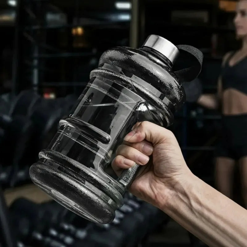 Hydratation quotidienne - Atteignez facilement vos objectifs grâce à cette gourde de sport grande capacité. Le Bidon d'Eau Sport Noir 2L permet de suivre votre consommation d'eau et favorise une hydratation régulière toute la journée. | La Gourde