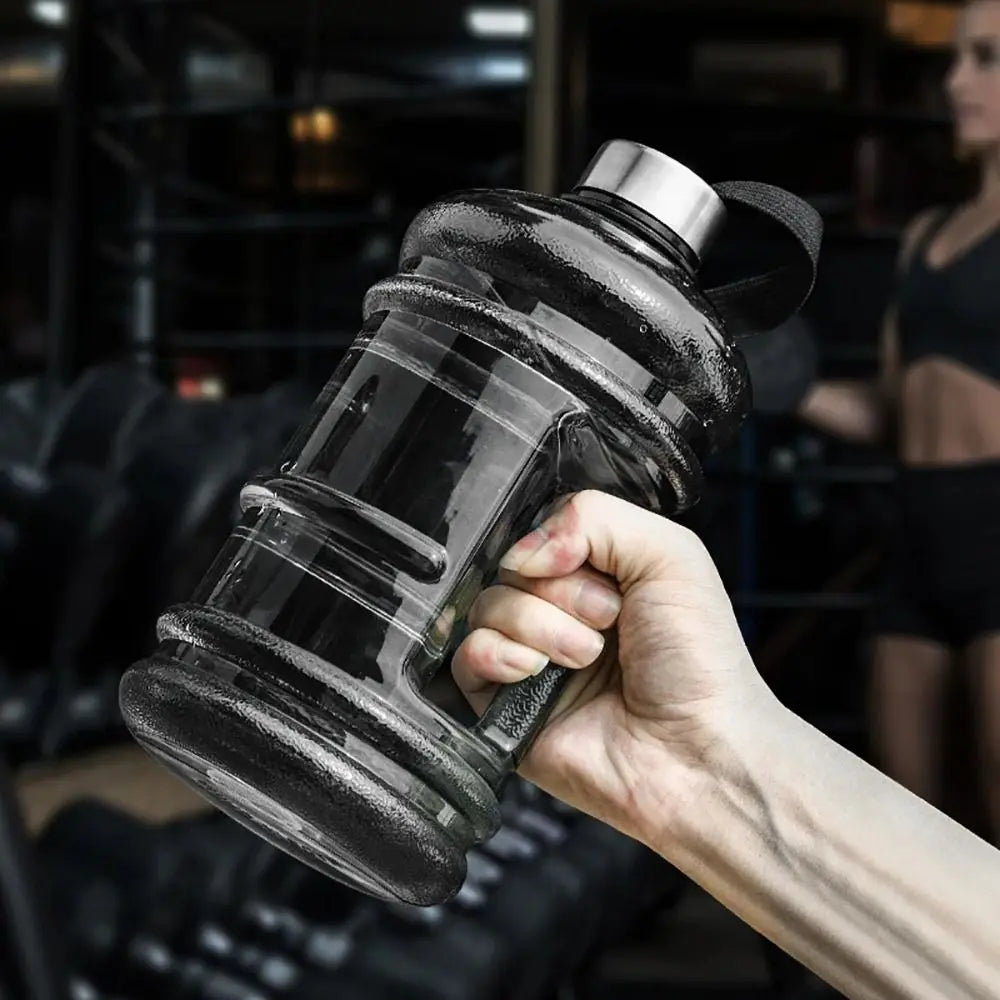 Bidon d'Eau Sport Noir 2L - Le Bidon d'Eau Sport Noir 2L est conçu pour accompagner toutes vos activités. Cette gourde de sport 2 litres offre une grande capacité, un bouchon étanche et une poignée ergonomique. Idéal pour la salle de sport, la randonnée, le fitness, le vélo et une hydratation quotidienne. | La Gourde