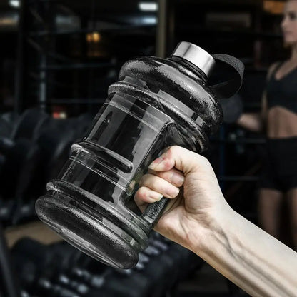 Bidon d'Eau Sport Noir 2L - Le Bidon d'Eau Sport Noir 2L est conçu pour accompagner toutes vos activités. Cette gourde de sport 2 litres offre une grande capacité, un bouchon étanche et une poignée ergonomique. Idéal pour la salle de sport, la randonnée, le fitness, le vélo et une hydratation quotidienne. | La Gourde