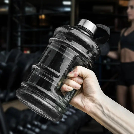 Bidon d'Eau Sport Noir 2L - Le Bidon d'Eau Sport Noir 2L est conçu pour accompagner toutes vos activités. Cette gourde de sport 2 litres offre une grande capacité, un bouchon étanche et une poignée ergonomique. Idéal pour la salle de sport, la randonnée, le fitness, le vélo et une hydratation quotidienne. | La Gourde