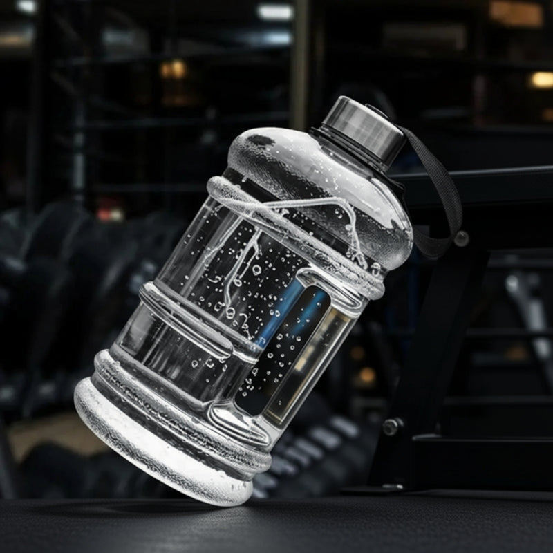 Grâce à son bouchon sport sécurisé, le Bidon d'Eau Sport Transparent 2L reste parfaitement étanche. Cette Gourde Bidon 2L protège efficacement votre sac pendant vos déplacements, vos voyages, le camping, le vélo et toutes vos activités sportives. | La Gourde