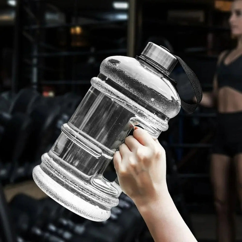 Sans BPA - Avec sa grande contenance, le Bidon d'Eau Sport Transparent 2L vous accompagne toute la journée. Cette Gourde Bidon 2L est idéale pour le fitness, le cross training, le bureau, la randonnée, le camping et toutes les activités de plein air. | La Gourde