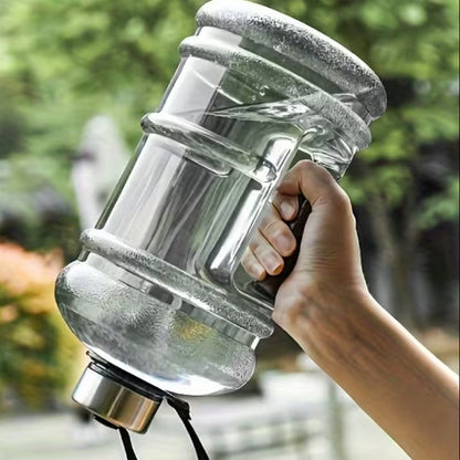 Le Bidon d'Eau Sport Transparent 2L possède une poignée ergonomique et un bouchon sport pratique. Cette Gourde Bidon 2L facilite le transport et offre un confort optimal pendant vos entraînements ou vos déplacements quotidiens. | La Gourde