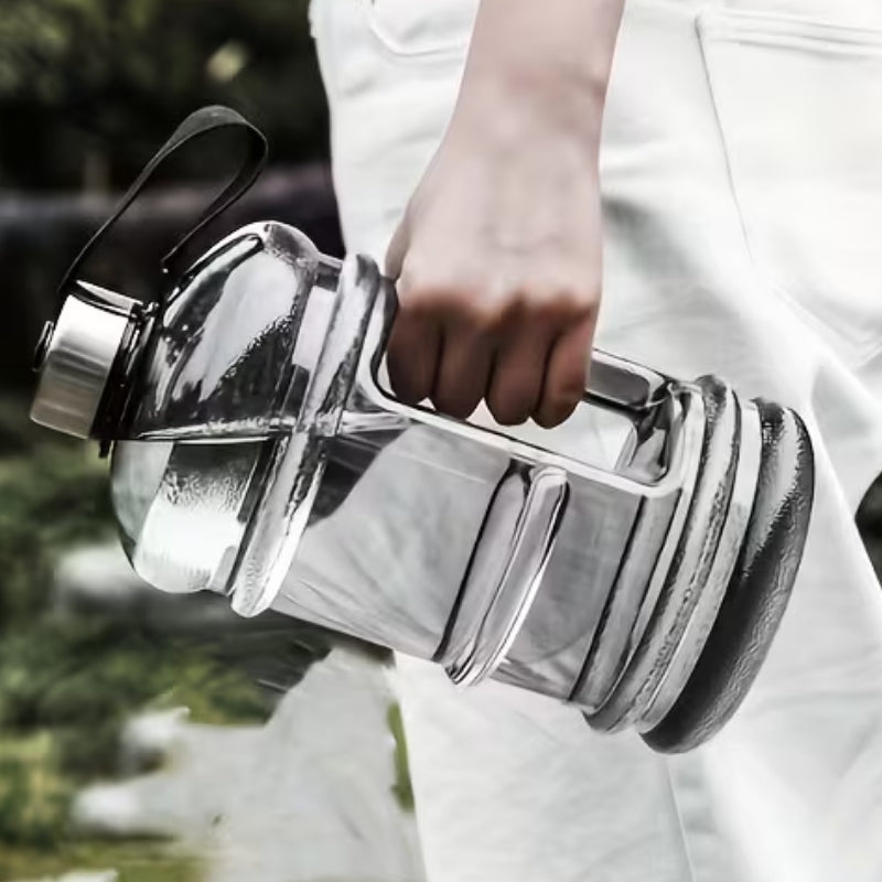 Hydratez-vous facilement grâce au Bidon d'Eau Sport Transparent 2L. Cette Gourde Bidon 2L grande capacité vous aide à atteindre vos objectifs d'hydratation tout en limitant les remplissages durant vos activités sportives. | La Gourde