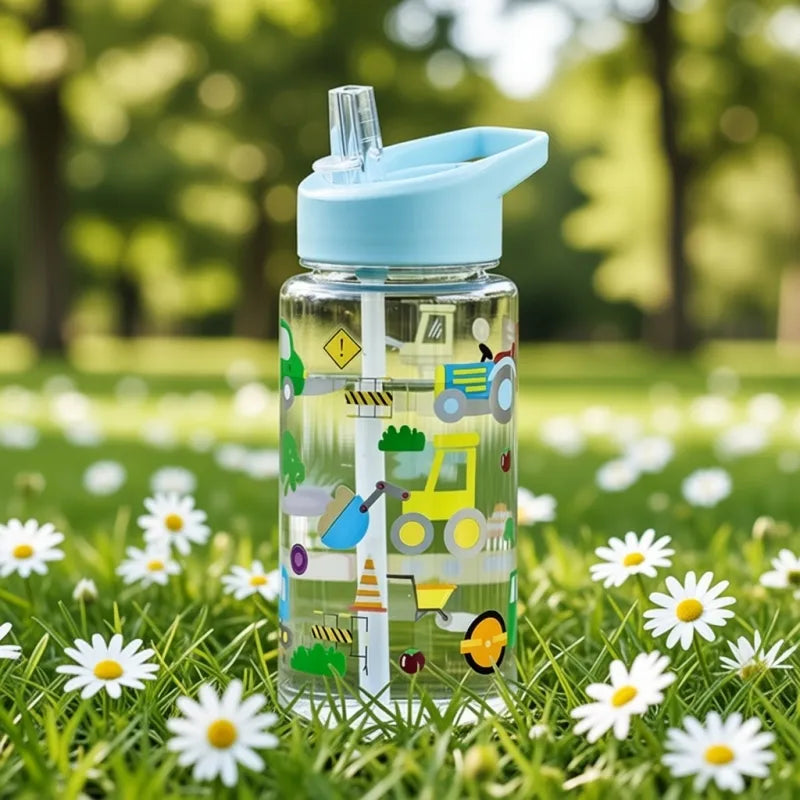 Gourde enfant motif tractopelle bleu clair avec grande capacité 500ml, idéale pour maintenir une bonne hydratation tout au long de la journée. | La Gourde