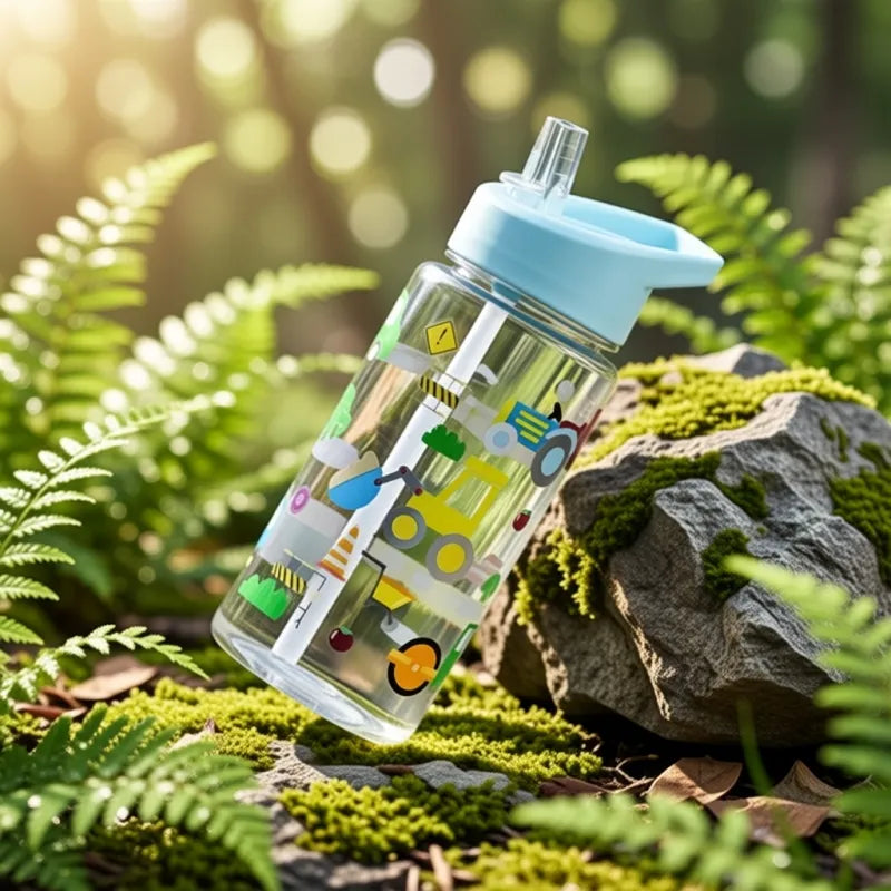 Gourde enfant avec paille intégrée 500ml bleu clair, design tractopelle et glace, parfaite pour boire facilement à l’école ou pendant les loisirs. | La Gourde