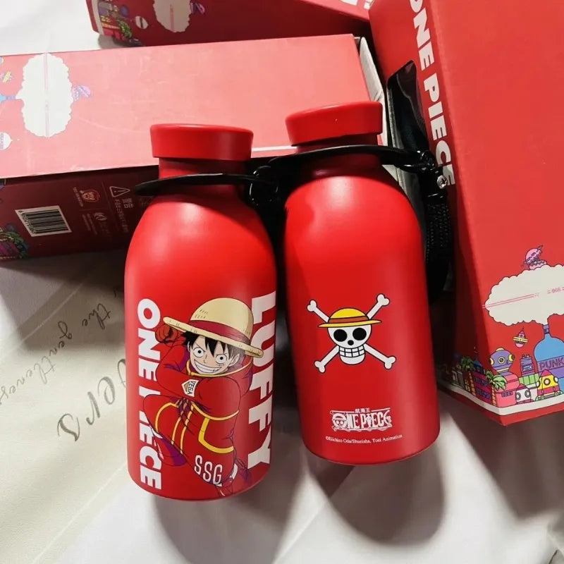 Gourde manga One Piece Luffy 350ml avec bouchon sécurisé anti fuite, système de fermeture fiable pour transport sans risque, parfaite pour hydratation quotidienne en déplacement et activités scolaires | La Gourde
