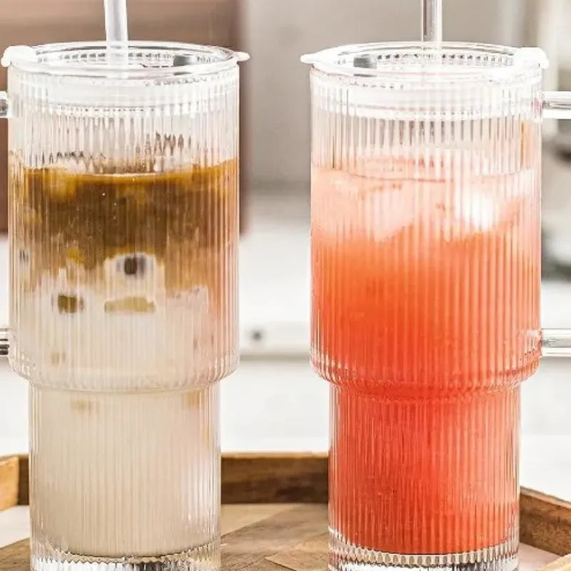 Verre côtelé réutilisable avec paille et couvercle pour café glacé, jus et boissons rafraîchissantes | La Gourde