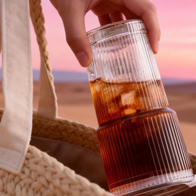 Verre transportable avec couvercle sécurisé pour smoothies, jus de fruits et boissons maison | La Gourde