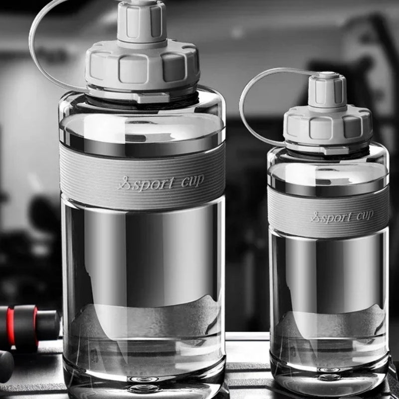 Zoom sur le matériau de la gourde plastique transparente 1L sans BPA, garantissant une utilisation sûre, durable et sans altération du goût. | La Gourde
