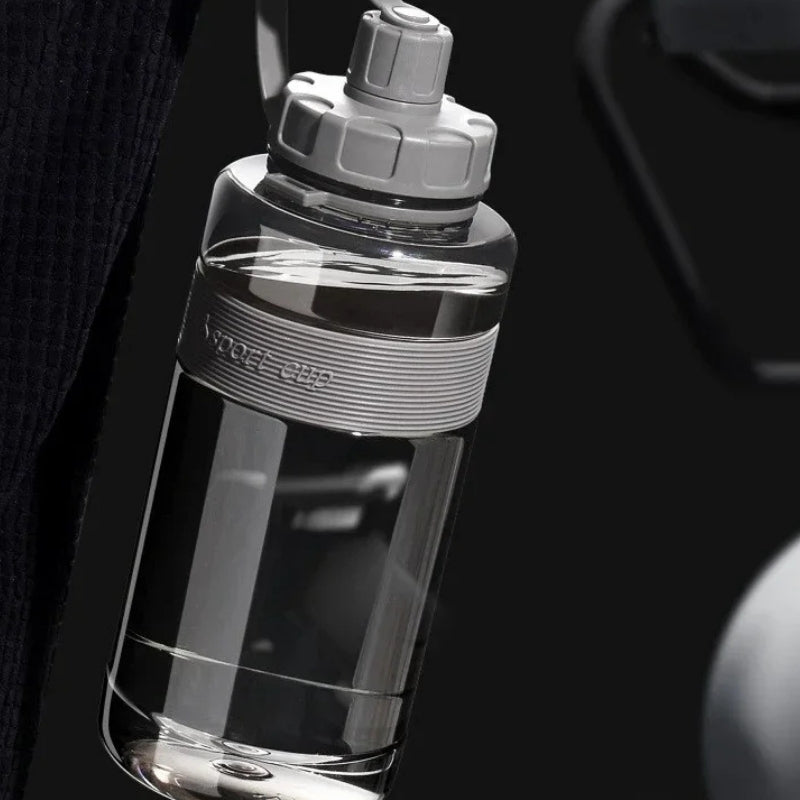 Vue complète de la Gourde Transparente sans BPA 1L réutilisable, parfaite pour une hydratation saine et durable. Une gourde plastique 1L sans BPA pensée pour le quotidien. | La Gourde