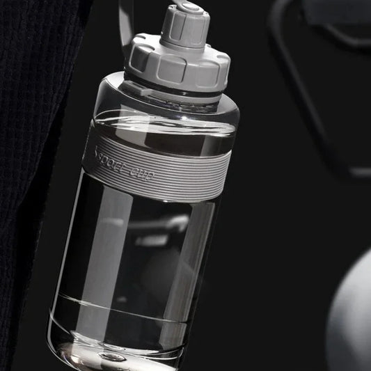 Vue complète de la Gourde Transparente sans BPA 1L réutilisable, parfaite pour une hydratation saine et durable. Une gourde plastique 1L sans BPA pensée pour le quotidien. | La Gourde