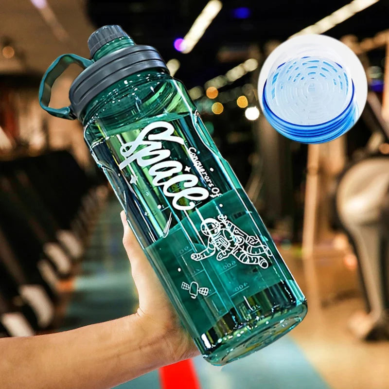 Gourde d'Eau Graduée Transparente Vert 1.1 L pour randonnée et voyage, offrant une grande capacité et un confort d’utilisation pour toutes les aventures en extérieur. | La Gourde