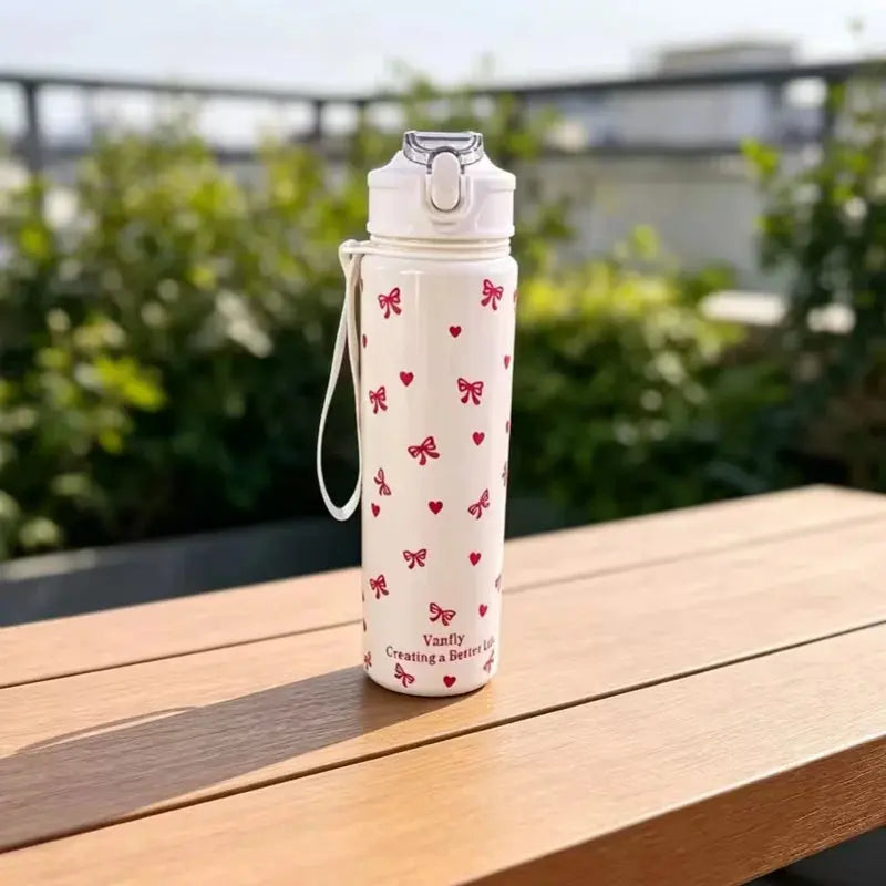 Gourde En Plastique Sport 750ML Avec Paille Intégrée avec design fraise et paille pratique