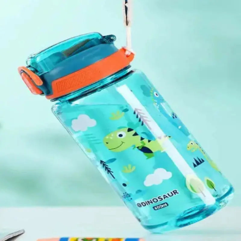 Gourde En plastique transparente 600 ml avec paille en silicone, bouteille d’eau dinosaure pour enfant.
Son design dinosaure rend les pauses hydratation plus amusantes.