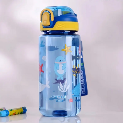 Gourde En plastique transparente 600 ml avec paille en silicone, bouteille d’eau enfant pour activités extérieures.
Une bouteille de 600 ml adaptée aux sorties et journées en plein air.
