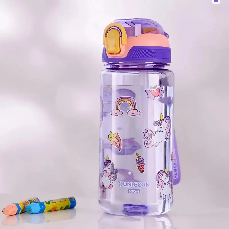 Gourde En plastique transparente 600 ml dinosaure pour enfant, bouteille d’eau pratique pour les vacances.
Une gourde enfant pratique à emporter pendant les voyages et les vacances.
