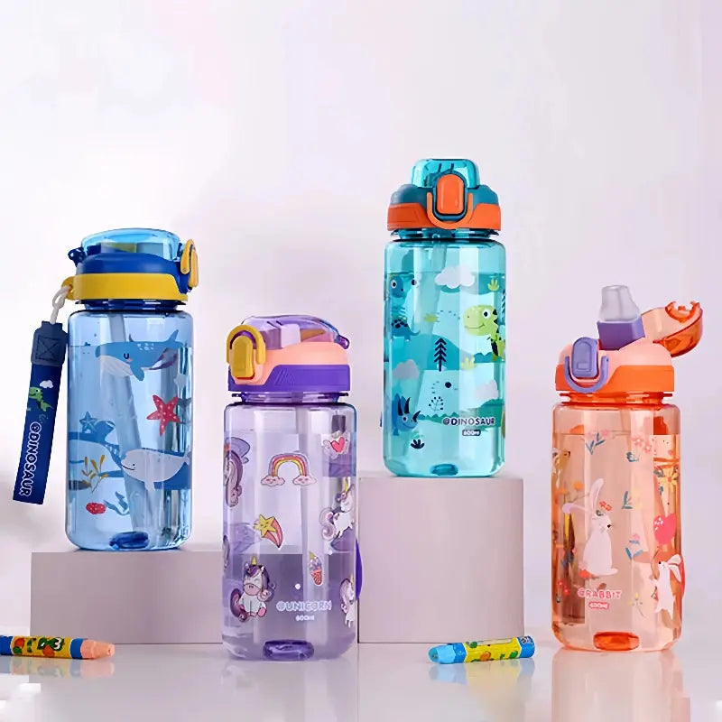 Gourde En plastique transparente 600 ml enfant avec bouteille transparente et paille intégrée.
 La transparence permet de voir facilement le niveau d’eau restant.