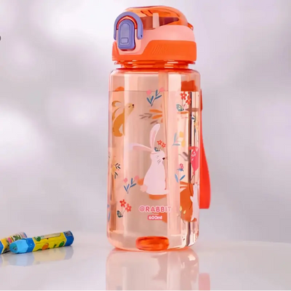 Gourde En plastique transparente 600 ml enfant avec paille en silicone et design dinosaure amusant.
Une gourde dinosaure pensée pour rendre l’hydratation plus ludique.