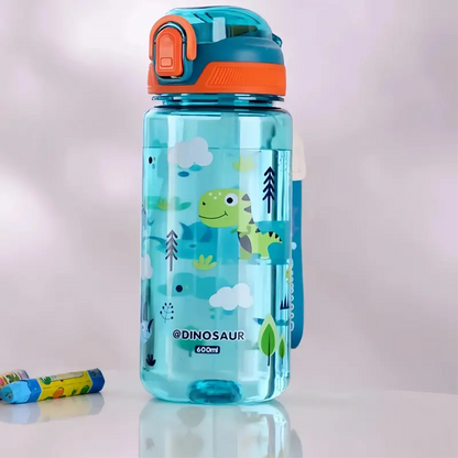 Gourde En plastique transparente 600 ml pour enfant avec motif dinosaure et bouteille transparente.
Un design dinosaure ludique associé à un format pratique de 600 ml.