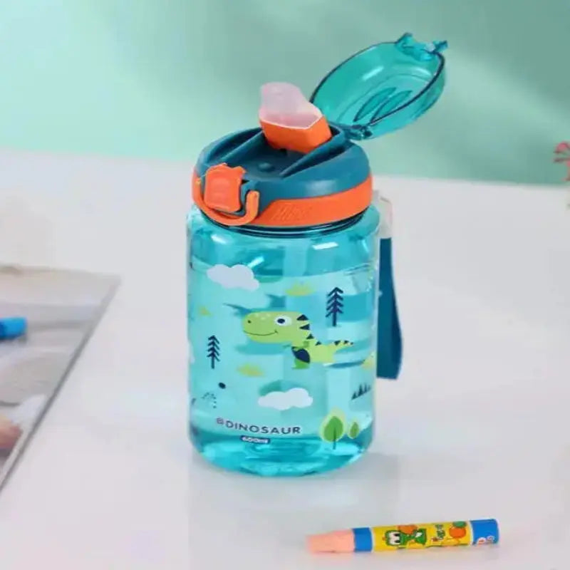 Gourde En plastique transparente 600 ml pour enfant avec motif dinosaure, idéale pour les sorties.
Une bouteille d’eau pratique pour les promenades et sorties en famille.
