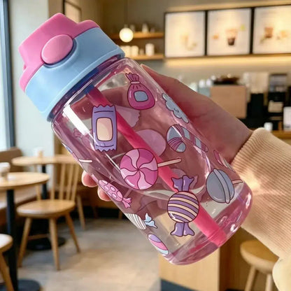 Gourde Enfant Transparente Motif Animaux 480ml avec bouton d’ouverture et poignée de transport.
Une conception pratique pour faciliter l’ouverture et le transport de la bouteille.