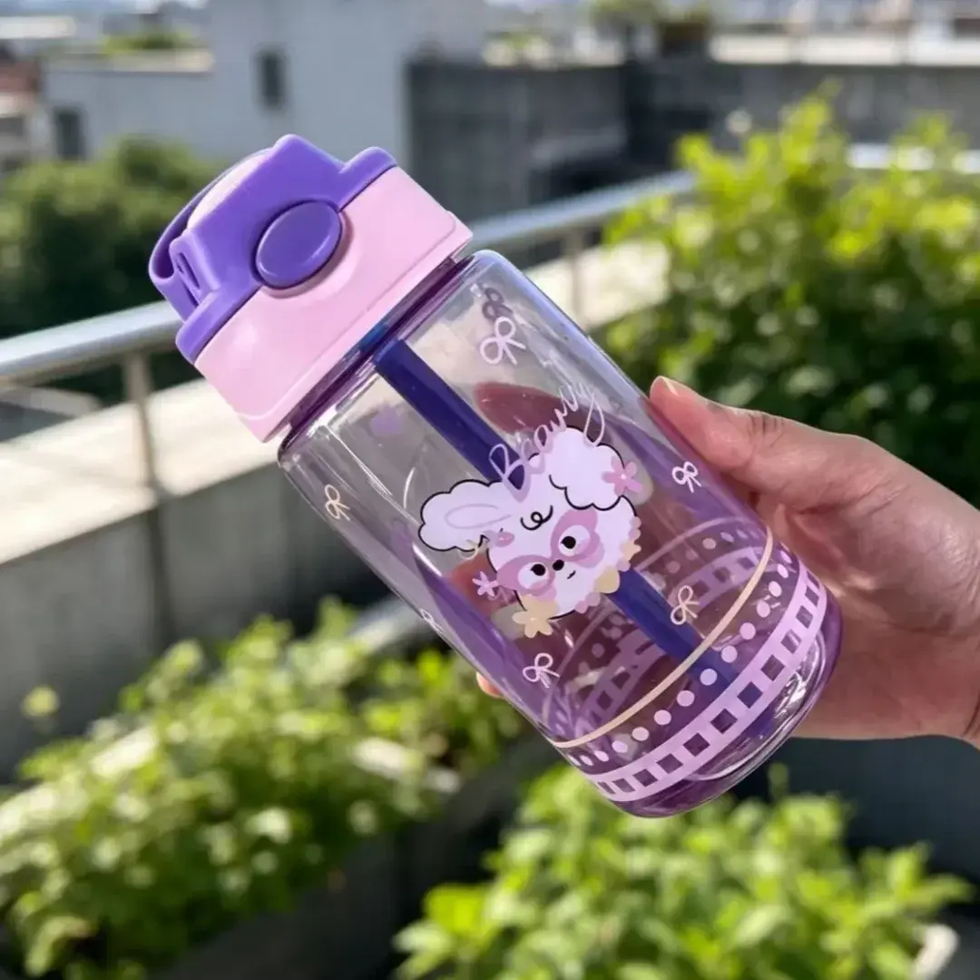 Gourde Enfant Transparente Motif Animaux 480ml avec couvercle anti-fuite et poignée de transport.
 Une conception pratique pour transporter la bouteille lorsqu’elle est correctement fermée.