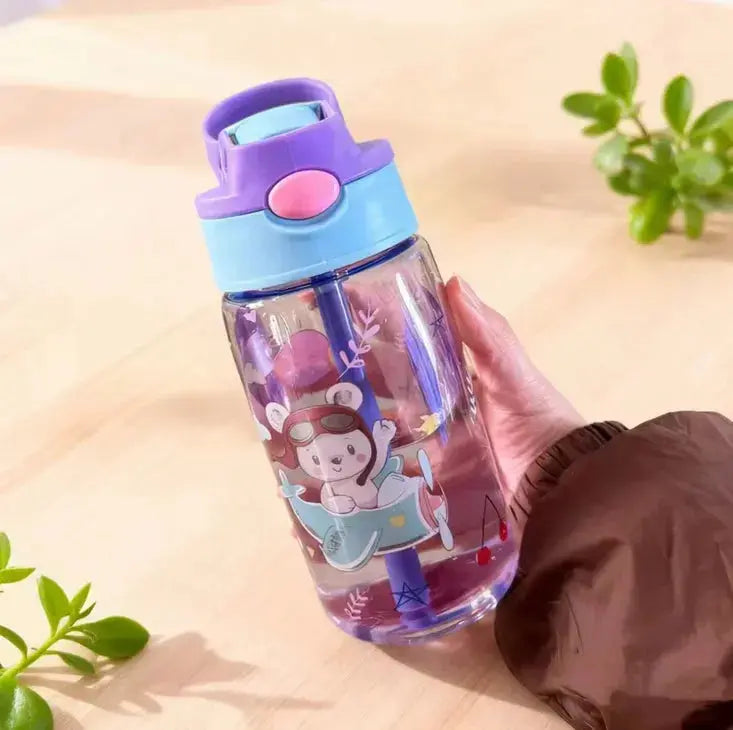 Gourde Enfant Transparente Motif Animaux 480ml avec couvercle flip-top anti-fuite et bouton d’ouverture.
Gourde enfant avec fermeture à bouton, paille intégrée et conception anti-fuite pour le transport.