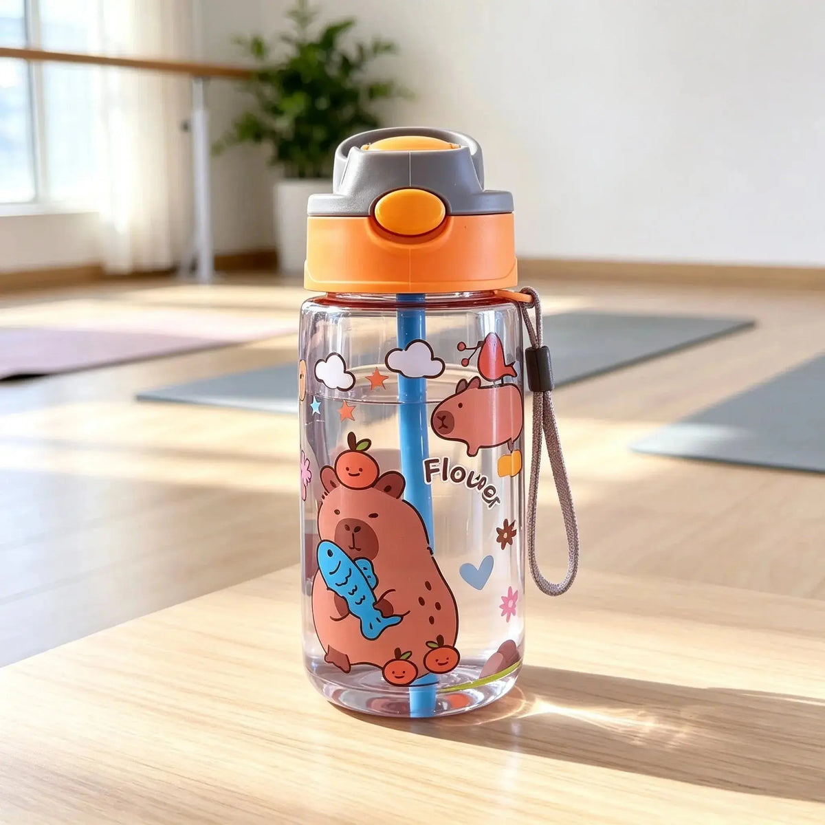 Gourde Enfant Transparente Motif Animaux 480ml avec paille, idéale pour les sorties et voyages.
 Une bouteille d’eau facile à emporter lors des petites aventures.