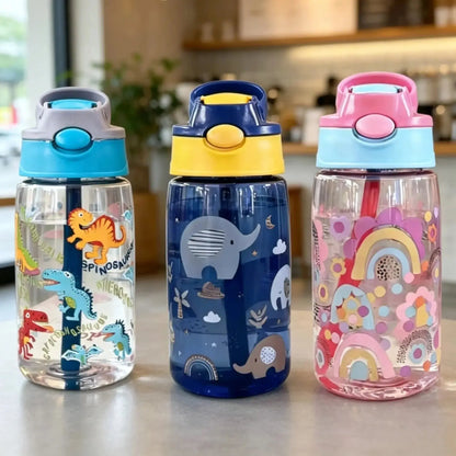 Gourde Enfant Transparente Motif Animaux 480ml avec paille intégrée, couvercle anti-fuite et poignée de transport.
Gourde enfant 480 ml avec motifs animaux, paille et poignée pratique pour l’école et les sorties.