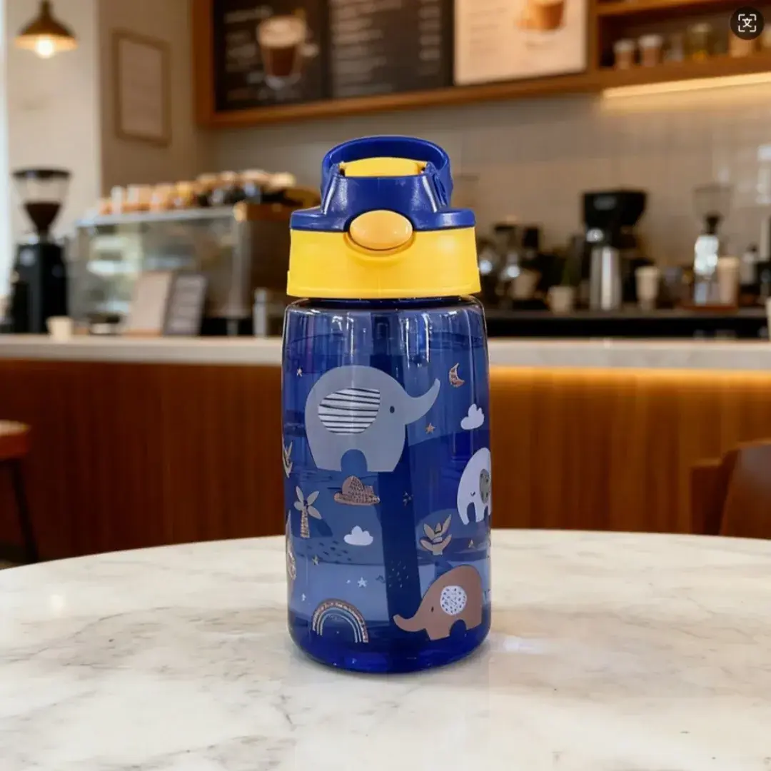 Gourde Enfant Transparente Motif Animaux 480ml avec paille intégrée et couvercle anti-fuite.
Une bouteille d’eau enfant conçue pour une utilisation pratique au quotidien.