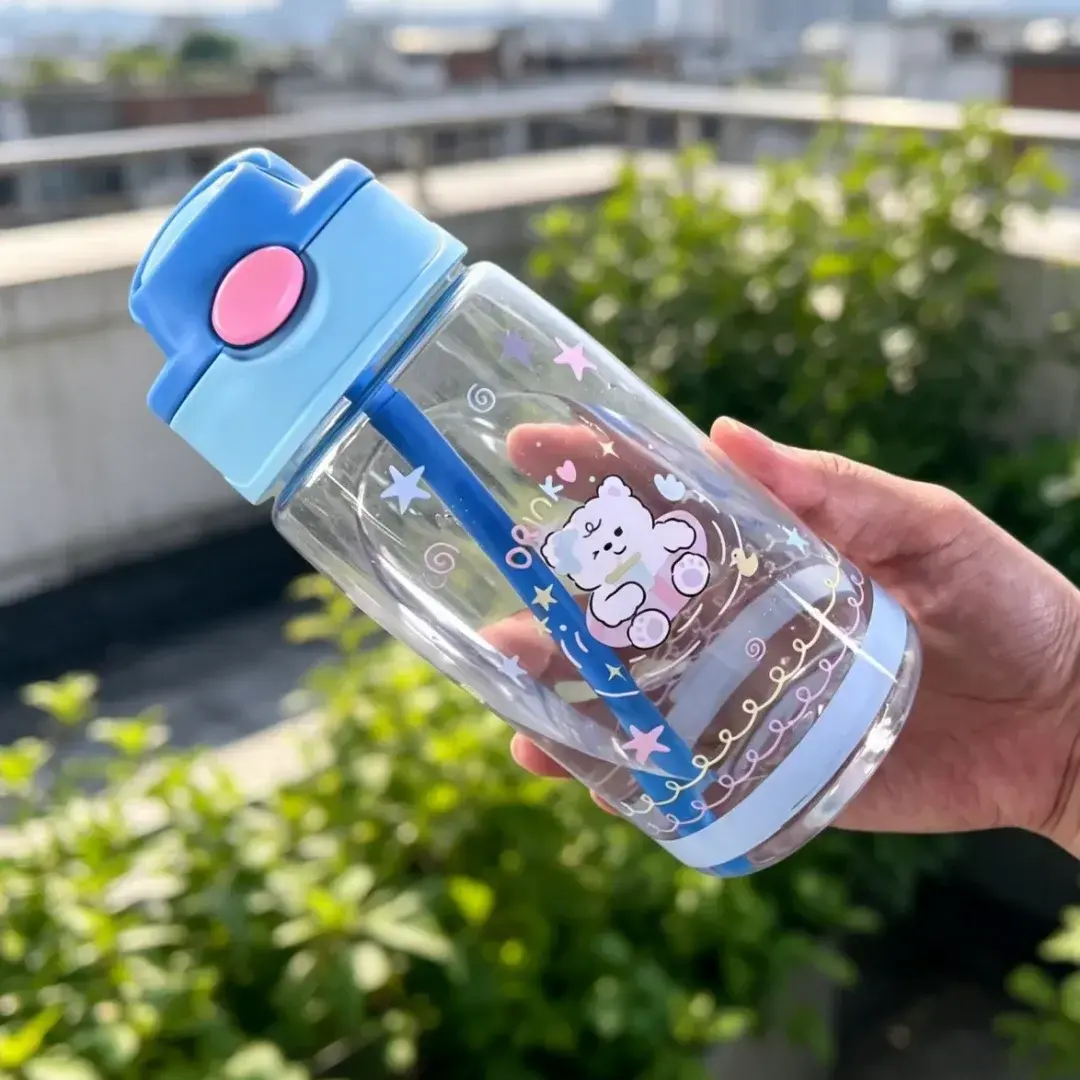 Gourde Enfant Transparente Motif Animaux 480ml avec paille intégrée pour fille et garçon.
Un modèle ludique adapté aux filles comme aux garçons.