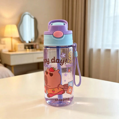 Gourde Enfant Transparente Motif Animaux 480ml avec poignée, bouteille d’eau portable pour enfant.
 Format pratique et poignée pour faciliter les déplacements des enfants.