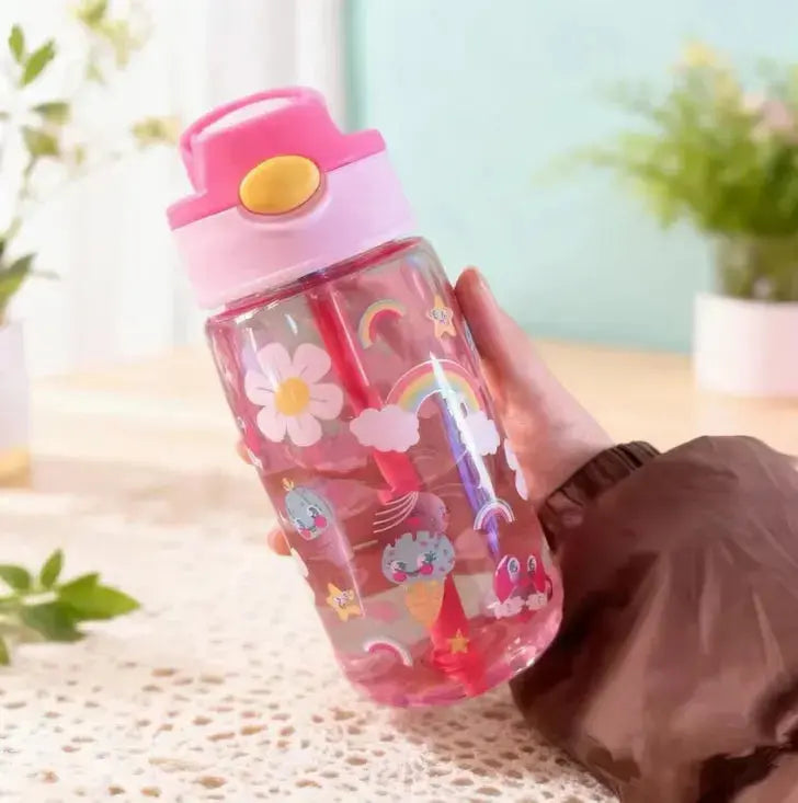 Gourde Enfant Transparente Motif Animaux 480ml avec poignée ergonomique pour enfant.
Poignée de transport pratique pour emporter la bouteille à l’école, au sport ou en promenade.