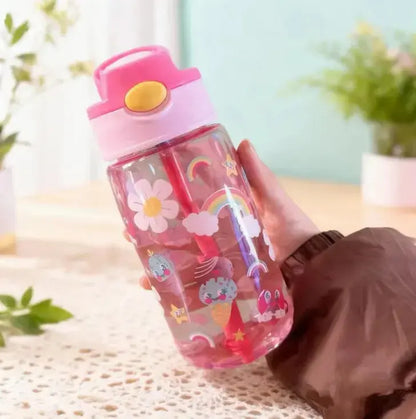 Gourde Enfant Transparente Motif Animaux 480ml avec poignée ergonomique pour enfant.
Poignée de transport pratique pour emporter la bouteille à l’école, au sport ou en promenade.