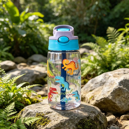 Gourde Enfant Transparente Motif Animaux 480ml bleu foncé avec paille et couvercle à ouverture par bouton.
Bouteille d’eau enfant ludique avec paille intégrée et fermeture flip-top.
