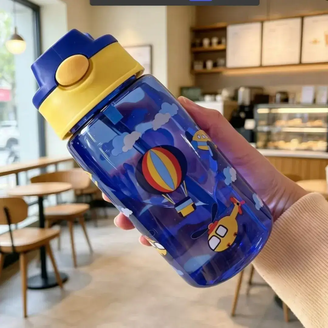 Gourde Enfant Transparente Motif Animaux 480ml bleu foncé avec paille et fermeture flip-top.
Une bouteille enfant fonctionnelle avec ouverture par bouton.