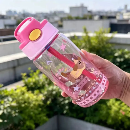 Gourde Enfant Transparente Motif Animaux 480ml bleu foncé avec paille et poignée, bouteille d’eau pour l’école.
Bouteille enfant de 480 ml avec motifs animaux, facile à transporter et pratique pour les journées scolaires.