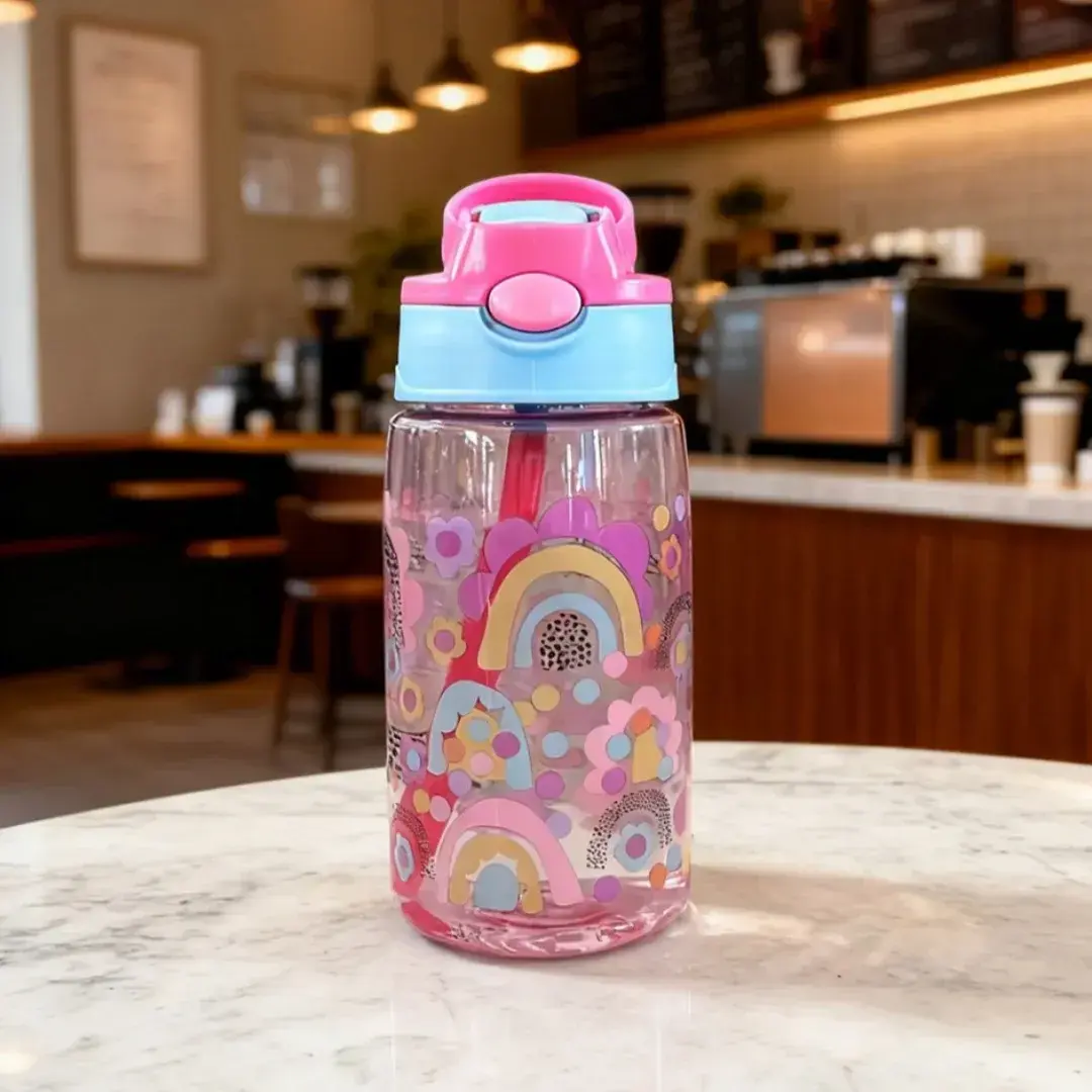 Gourde Enfant Transparente Motif Animaux 480ml bleu foncé avec système flip-top et bouton d’ouverture.
Un couvercle pratique permettant d’accéder facilement à la paille.