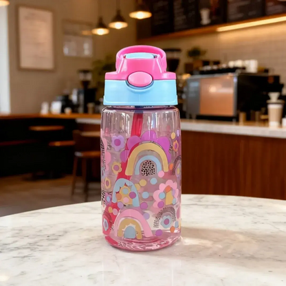 Gourde Enfant Transparente Motif Animaux 480ml bleu foncé avec système flip-top et bouton d’ouverture.
Un couvercle pratique permettant d’accéder facilement à la paille.