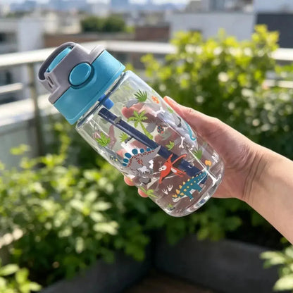 Gourde Enfant Transparente Motif Animaux 480ml portable avec poignée pour activités sportives.
Une gourde pratique à emporter pendant les activités et sorties sportives.