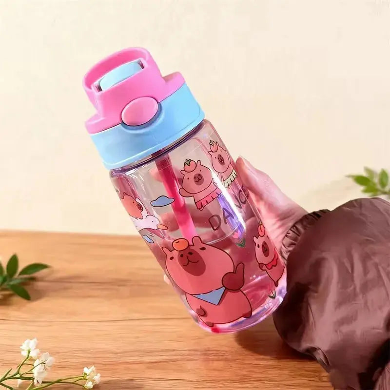 Gourde Enfant Transparente Motif Animaux 480ml portable avec poignée pour école et voyage.
Une bouteille de 480 ml facile à emporter pour l’école, les voyages et les sorties en famille.