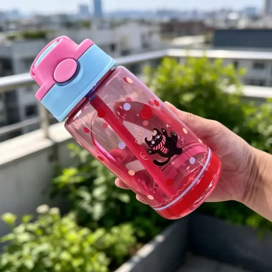 Gourde Enfant Transparente Motif Animaux 480ml rose foncé avec paille intégrée et poignée de transport.
 Bouteille d’eau enfant de 480 ml avec motifs animaux, paille pratique et poignée pour l’école et les sorties.