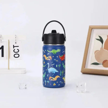 Gourde Inox Enfant Avec Paille 12oz avec motif animaux, bouteille inox isotherme pour l’école.
Une gourde pratique pour accompagner les journées scolaires.
